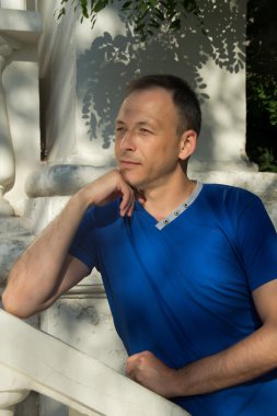 Kendine güvenen adam.