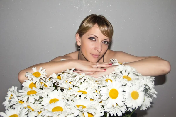 Ritratto di giovane ragazza con bouquet — Foto Stock