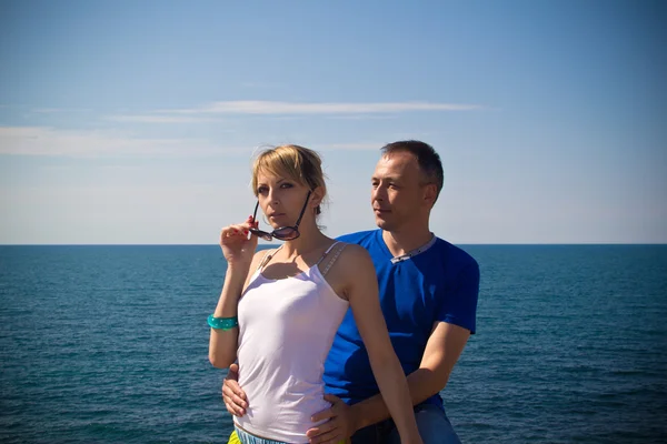 Young couple and the sea — Stock Photo, Image