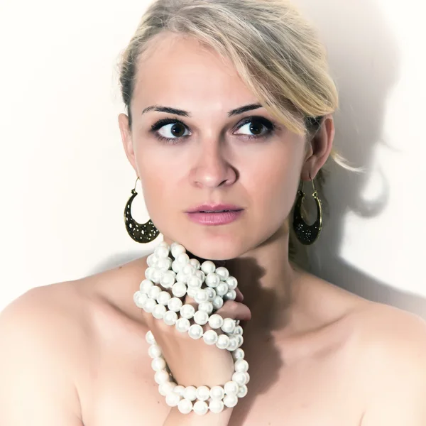 Retrato de una niña con joyas — Foto de Stock