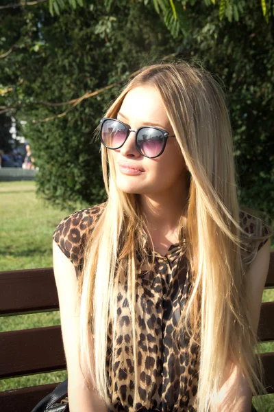 Portret blondynka w leopard kurtka — Zdjęcie stockowe