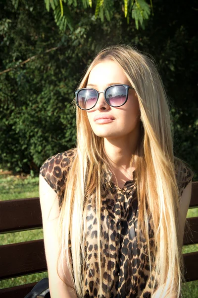 Porträt einer Blondine in Leopardenjacke — Stockfoto