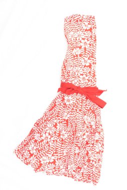 Kırmızı-beyaz çiçekli elbise manzarası