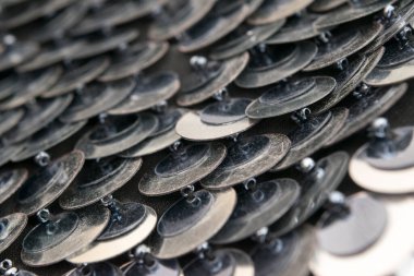 Beyaz arkaplanda siyah pullu elbisenin yakın çekimi