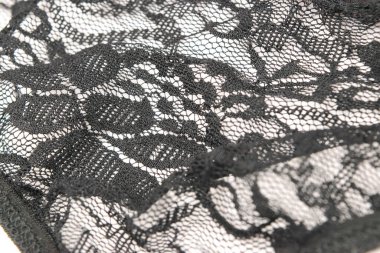 Beyaz arka planda dantelli sütyenin güzel bir parçası