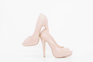 Beyaz arka planda izole edilmiş şık, yüksek topuklu kadın ayakkabıları.