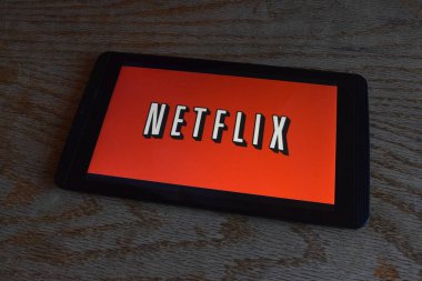 Akıllı telefon ekranında Netflix uygulamasının görüntüsü 
