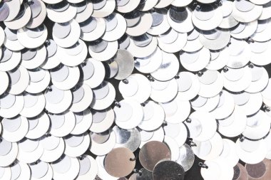 Beyaz arkaplanda siyah pullu elbisenin yakın çekimi