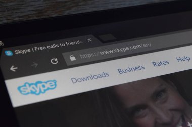 Akıllı telefon ekranında Skype uygulamasının görüntüsü 