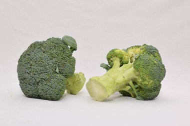 Beyaz arkaplanda taze yeşil brokoli