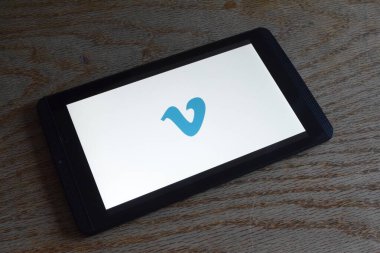 Akıllı telefon ekranında Vimeo uygulamasının görüntüsü 