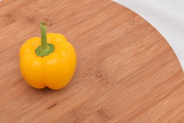 Ahşap arka planda sarı biber