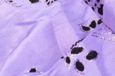 Mor renkli şenlikli çocuk elbisesinin yakın plan görüntüsü