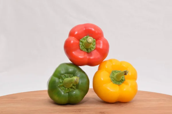 Pimientos Amarillos Rojos Verdes Sobre Fondo Madera — Foto de Stock