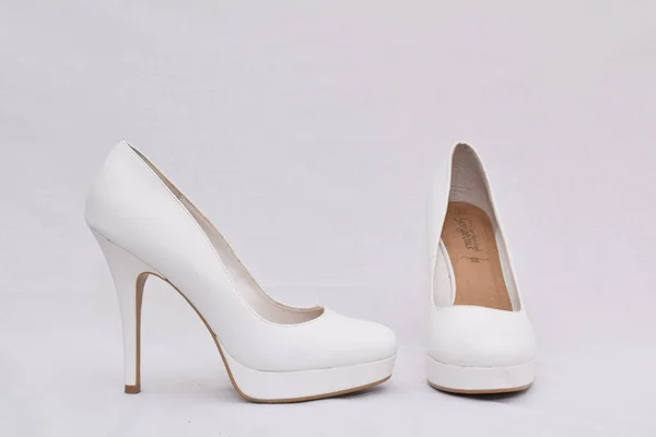 Elegantes Zapatos Femeninos Tacón Alto Blancos Aislados Sobre Fondo Blanco — Foto de Stock