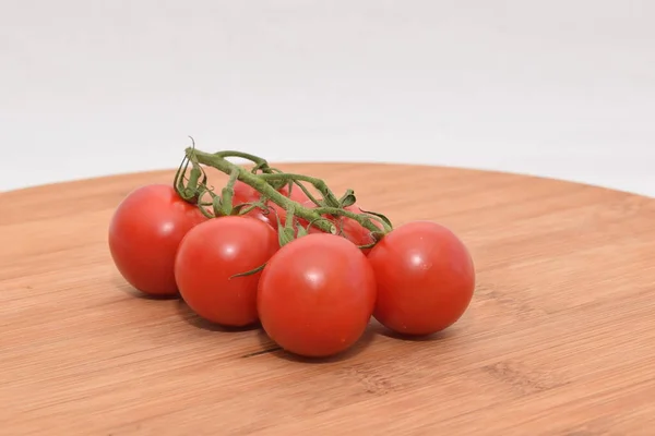 Tomates Cherry Rojos Frescos Sobre Fondo Madera — Foto de Stock