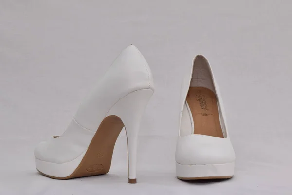 Elegantes Zapatos Femeninos Tacón Alto Blancos Aislados Sobre Fondo Blanco — Foto de Stock