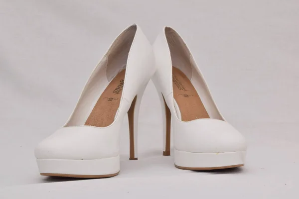 Stilvolle Weiße High Heel Damenschuhe Isoliert Auf Weißem Hintergrund — Stockfoto
