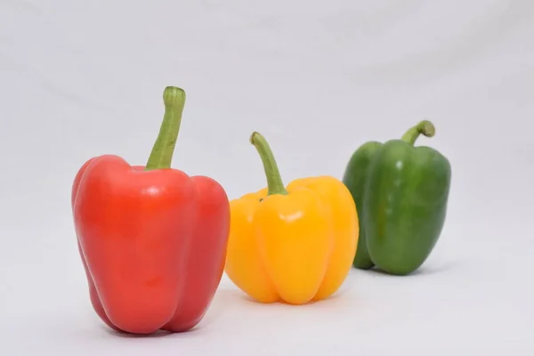 Gele Rode Groene Paprika Een Witte Achtergrond — Stockfoto