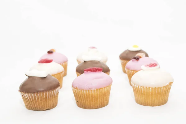 Magdalenas Con Crema Frutas Chocolate Esmalte Sobre Fondo Blanco — Foto de Stock