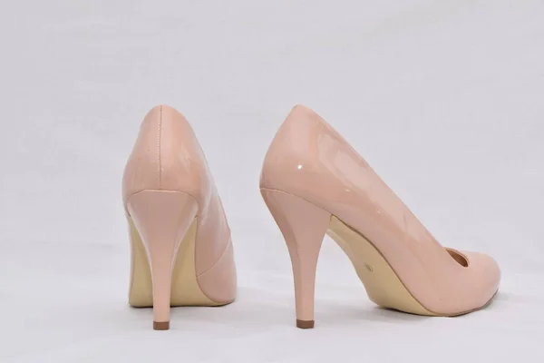 Lecker Beige High Heels Weibliche Schuhe Isoliert Auf Weißem Hintergrund — Stockfoto
