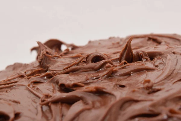 Closeup Άποψη Του Κέικ Κρέμα Σοκολάτας Λευκό Φόντο — Φωτογραφία Αρχείου