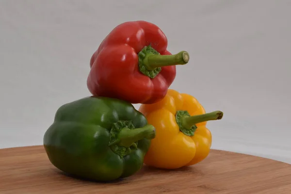 Pimientos Amarillos Rojos Verdes Sobre Fondo Madera —  Fotos de Stock