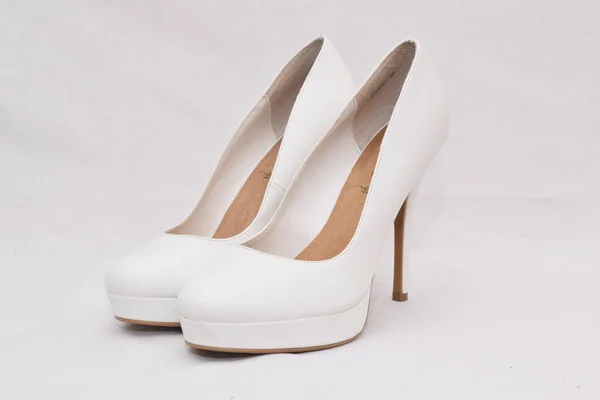 Elegantes Zapatos Femeninos Tacón Alto Blancos Aislados Sobre Fondo Blanco — Foto de Stock