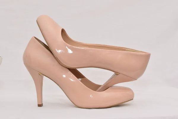 Elegantes Zapatos Femeninos Tacón Alto Beige Aislados Sobre Fondo Blanco —  Fotos de Stock