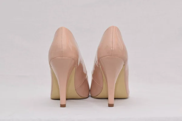 スタイリッシュなベージュ高ヒールの女性の靴は白の背景に隔離 — ストック写真