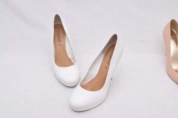 Elegante Bianco Tacco Alto Scarpe Femminili Isolate Sfondo Bianco — Foto Stock