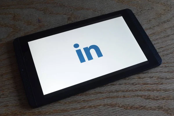 Akıllı telefon ekranındaki LinkedIn uygulamasının görüntüsü 