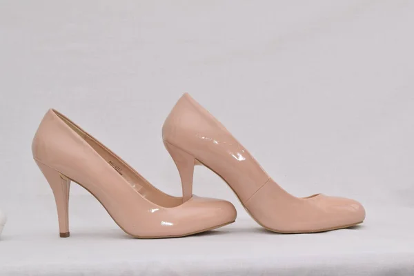Sepatu Hak Tinggi Bertumit Warna Krem Wanita Terisolasi Latar Belakang — Stok Foto