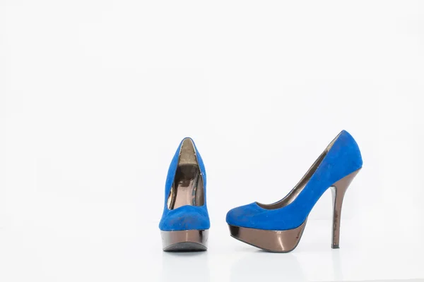 Élégant Bleu Talon Haut Chaussures Féminines Isolées Sur Fond Blanc — Photo