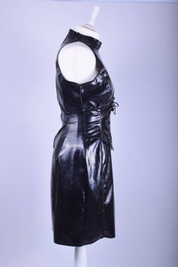 Stüdyo arka planına karşı manken üzerine kadın elbisesi