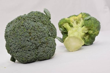 Beyaz arkaplanda taze brokoli