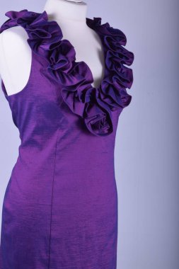 Stüdyo arka planına karşı manken üzerine kadın elbisesi