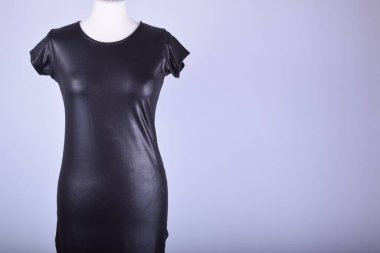 Stüdyo arka planına karşı manken üzerine kadın elbisesi