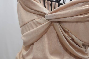 Stüdyo arka planına karşı manken üzerine kadın elbisesi