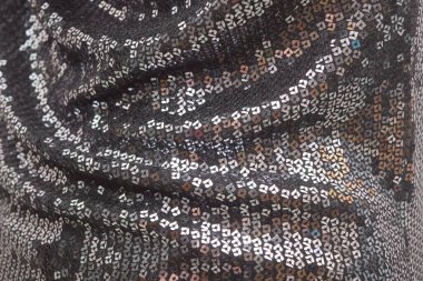 Stüdyo arka planına karşı manken üzerine kadın elbisesi