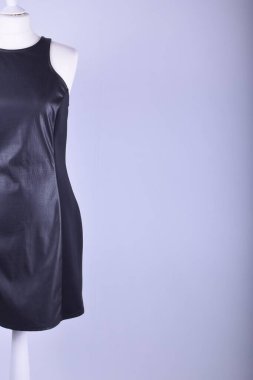 Stüdyo arka planına karşı manken üzerine kadın elbisesi