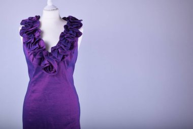 Stüdyo arka planına karşı manken üzerine kadın elbisesi