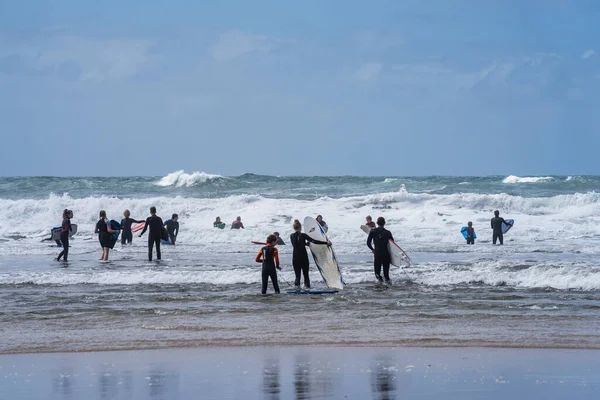 Bude, Cornwall UK 6 Temmuz 2020. Summerleaze plajı hem deneyimli sörfçüler hem de yeni başlayanlar için uygun koşullarla herkese eğlenceli dalgalar sağlar.