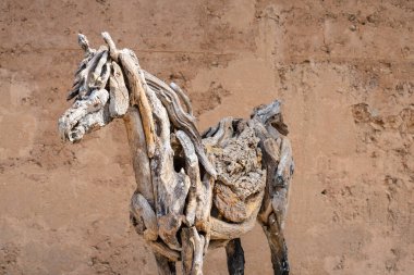 Köklerden ve ağaç parçalarından yapılmış bir at heykeli