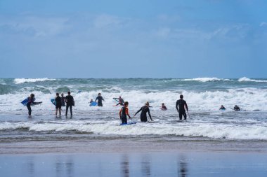 Bude, Cornwall UK 6 Temmuz 2020. Summerleaze plajı hem deneyimli sörfçüler hem de yeni başlayanlar için uygun koşullarla herkese eğlenceli dalgalar sağlar.