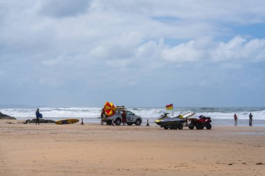 RNLI cankurtaran görevi Summerleaze Sahili, Bude, Cornwall, İngiltere, 6 Temmuz 2020.