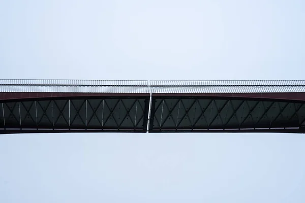 Tintagel Castle Bridge.Footbridge made from steel, Cornish slate, and oak.Cornwall,UK, July 8, 2020. — Stock Photo, Image