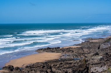 Cornwall kıyı şeridi çoğunlukla yüksek uçurumlarla doludur, ama aynı zamanda adalar, yığınlar, koylar ve körfezler de bulunmaktadır.