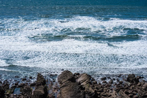 Cornwall Küste ist meist von hohen Klippen besetzt, aber auch mit kleinen Inseln, Stapeln, Buchten und Buchten — Stockfoto