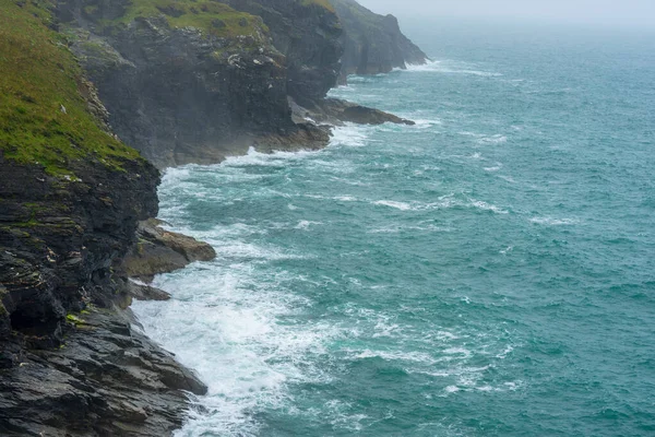 Cornwall kıyı şeridi çoğunlukla yüksek uçurumlarla doludur, ama aynı zamanda adalar, yığınlar, koylar ve körfezler de bulunmaktadır. — Stok fotoğraf